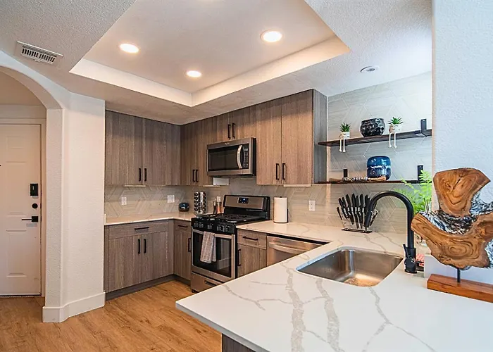 Golfside Retreat Remodeled Side-By-Side Suites Apartment